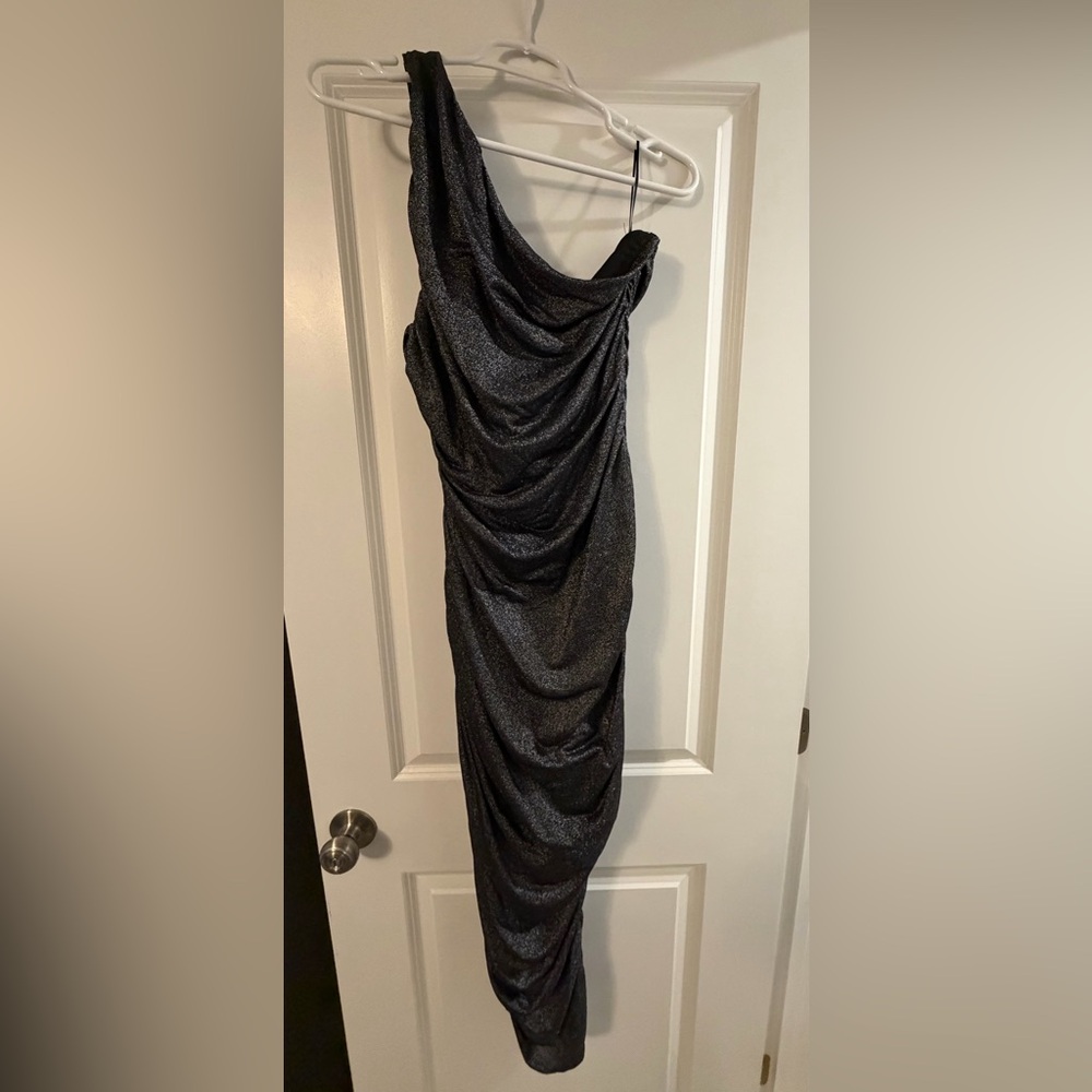 Women’s black one shoulder formal dress size XL. EUC